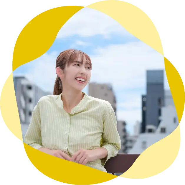 屋外で笑顔を見せる女性