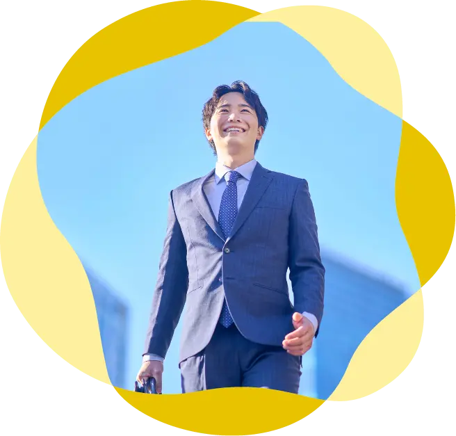 スーツ姿で前向きに歩く男性