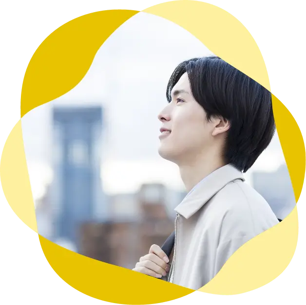 空を見上げる若い男性